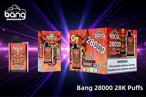 „Die Verpackung des Einweg-Vape-Produkts Bang 28000 weist ein leuchtend rotes Design mit einem Dämonengesicht und der Aufschrift ‚Blood And Sand‘ auf. Sie weist auf 28.000 Züge, eine Mesh-Spule, einen wiederaufladbaren Typ-C-Anschluss und eine Nikotinwarnung hin.“