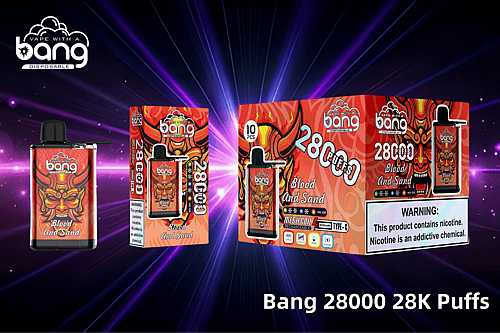 „Die Verpackung des Einweg-Vape-Produkts Bang 28000 weist ein leuchtend rotes Design mit einem Dämonengesicht und der Aufschrift ‚Blood And Sand‘ auf. Sie weist auf 28.000 Züge, eine Mesh-Spule, einen wiederaufladbaren Typ-C-Anschluss und eine Nikotinwarnung hin.“
