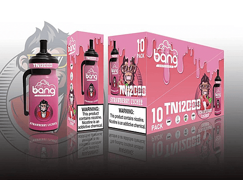 Verpackung für Einweg-Vaporizer von Bang mit der Geschmacksrichtung Erdbeer-Lychee, in rosa Design mit einer Zeichentrickfigur und einer Warnung, dass Nikotin eine süchtig machende Chemikalie ist.