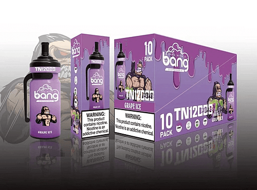 Eine lilafarbene Schachtel und Flasche des Einweg-Vaporizers von Bang mit dem Geschmack „Grape Ice“, versehen mit einer muskulösen Figur und Warnhinweisen zum Nikotingehalt.