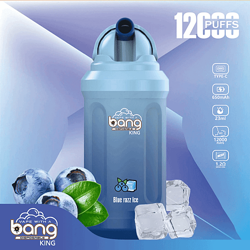 Ein blaues Einweg-Vaporizer mit der Aufschrift „Bang King“ und dem Geschmack „Blue Razz Ice“, mit Bildern von Blaubeeren und Eiswürfeln sowie Spezifikationen wie 12.000 Zügen, 650 mAh-Akku und 23 ml Fassungsvermögen.