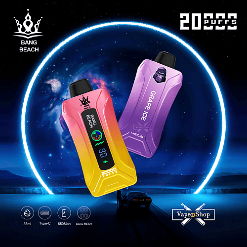 Zwei farbenfrohe Vape-Geräte mit den Bezeichnungen „Bang Beach“ und „Grape Ice“ mit einer Kapazität von 20.000 Zügen, 35 ml, Typ-C-Ladefunktion, 650 mAh-Akku und Dual-Mesh-Spule, präsentiert vor einem kosmischen Hintergrund mit einem Neonring und einer Autosilhouette.