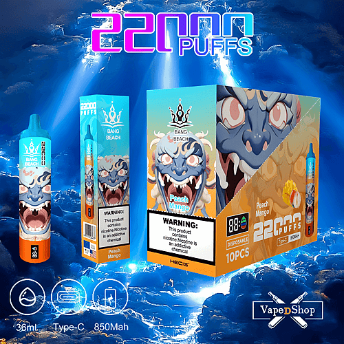 Imagem mostrando a embalagem e uma caneta vape descartável rotulada "Bang Beach" com sabor de pêssego e manga. A caneta vape anuncia 22.000 tragadas, contém 36 ml de líquido e tem uma bateria de 850 mAh com carregamento Tipo C. A embalagem apresenta uma ilustração estilizada de um rosto feroz e vários rótulos de advertência sobre nicotina.