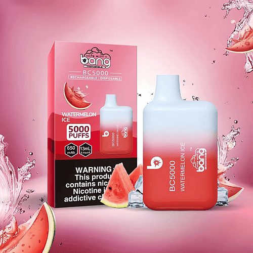 Dispositivo de vapeo desechable rojo y blanco con la etiqueta "Bang BC5000 Watermelon Ice" junto a su empaque, con 5000 bocanadas, 650 mAh, 13 ml de e-líquido y rodajas de sandía.