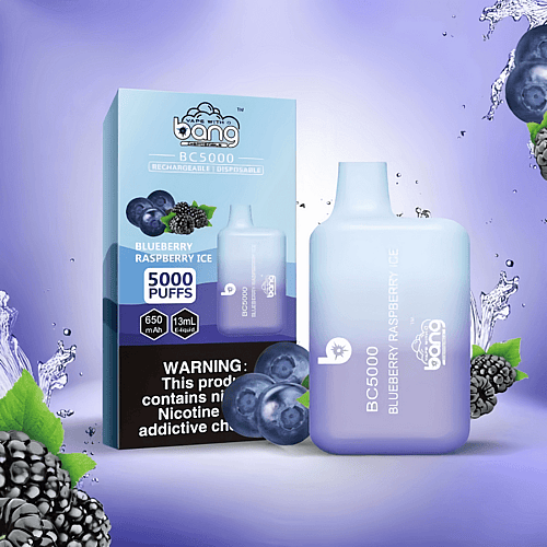 Dispositivo de vapeo desechable recargable, "Bang BC5000", con sabor a frambuesa y arándano. Tiene 5000 caladas, batería de 650 mAh y capacidad de 13 ml de e-líquido. El empaque advierte sobre la presencia de nicotina, una sustancia química adictiva.