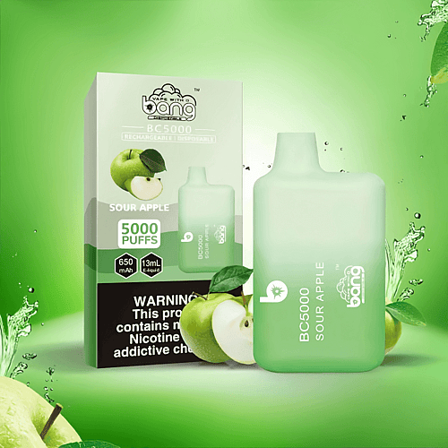 Dispositivo de vapeo con sabor a manzana ácida con 5000 bocanadas, batería de 650 mAh y capacidad de 13 ml de e-líquido mostrado junto a su empaque.