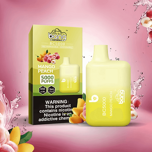 Dispositivo de vapeo desechable Bang BC5000 en sabor Mango Peach, con 5000 bocanadas, e-líquido de 13 ml y una batería recargable de 650 mAh, exhibido junto a su empaque.