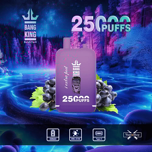 Un dispositivo de vapeo morado con la etiqueta "Bang King" con 25.000 caladas, uvas negras y un fondo de bosque futurista. Los iconos indican una batería de 650 mAh, una capacidad de 23 ml y carga tipo C.