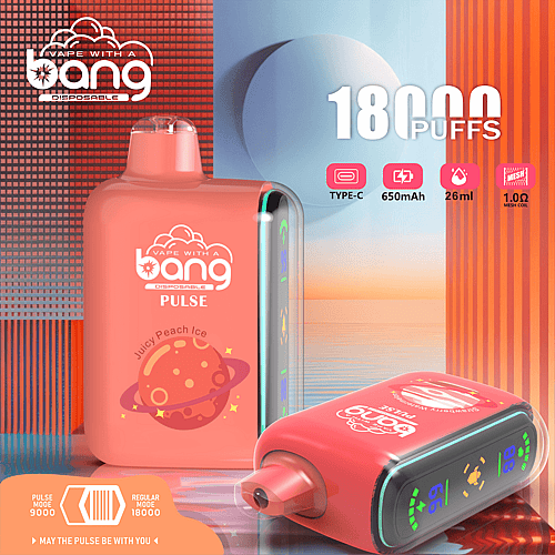 Dispositivo di svapo monouso rosso con marchio "Bang", etichetta "Pulse" e aroma "Juicy Peach Ice". Il dispositivo pubblicizza 18.000 tiri, una batteria da 650 mAh, capacità di e-liquid da 26 ml, ricarica Type-C e bobina a maglie da 1,0 Ω. Il design include un grafico planetario e un display digitale.