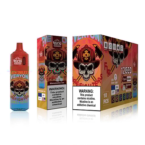 Ein rot-blaues Einweg-Vaporizer mit Totenkopf- und Feuerwehrhelm-Design sowie eine Verpackung mit dem gleichen Design und dem Text „Der Tod lächelt jeden an, Feuerwehrleute lächeln zurück“ sowie Warnungen vor Nikotin.