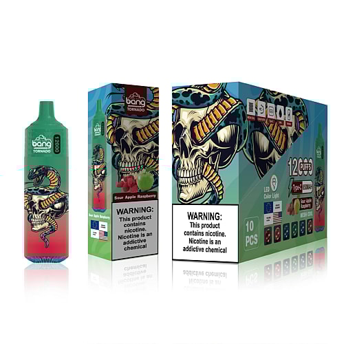 Verpackung für ein Einweg-Vape-Gerät mit Totenkopf und Schlangenring. Das Produkt trägt die Bezeichnung „Bang Tornado“ mit dem Geschmack „Sour Apple Raspberry“ und enthält Warnhinweise zum Nikotingehalt.