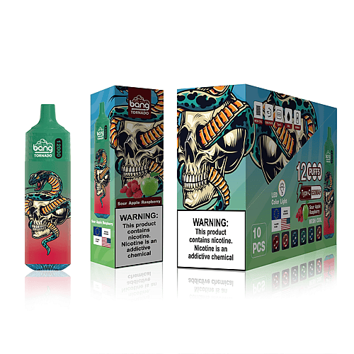 Envase de dispositivo de vapeo desechable que presenta una calavera con una serpiente enroscada. El producto tiene la etiqueta "Bang Tornado" con sabor a "manzana ácida y frambuesa" e incluye advertencias sobre el contenido de nicotina.