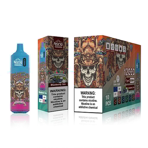 Ein Einweg-Vaping-Gerät und eine Verpackung im „Tattoo Convention“-Design mit einem detaillierten Totenkopf mit Samurai-Helm, der Geschmacksrichtung „Blueberry Ice“ und dem Schriftzug „Bang Tornado“.