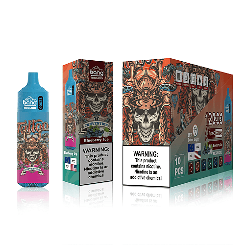 Un dispositivo de vapeo desechable y un empaque que presenta un diseño de "Tattoo Convention" con una calavera detallada con un casco de samurái, etiquetado con sabor "Blueberry Ice" y la marca "Bang Tornado".