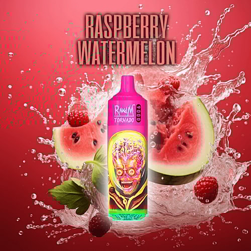 Un dispositivo per svapare dai colori vivaci con l'etichetta "Raspberry Watermelon" raffigurante un alieno, circondato da spruzzi d'acqua, lamponi e fette di anguria su uno sfondo rosso.