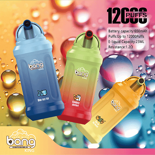 Drei farbenfrohe Einweg-Vaporizer mit der Aufschrift „Bang“ und den Geschmacksrichtungen Blue Razz Ice, Rainbow Sherbert und Red Apple, präsentiert vor einem lebendigen Hintergrund mit Flüssigkeitströpfchen und der Aufschrift „12000 Puffs“.