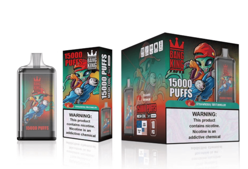 Emballage de vape jetable de Bang King affichant « 15000 PUFFS » avec une illustration d'un personnage portant un casque et des lunettes, tenant un appareil à vaper. Le parfum est étiqueté « Fraise Pastèque » et il y a un avertissement sur la dépendance à la nicotine.